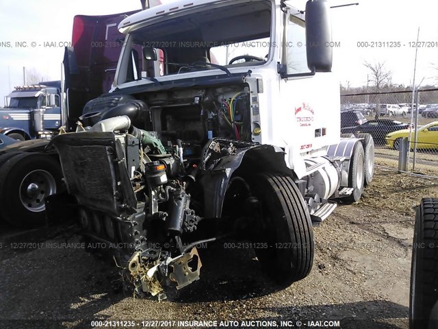 4V4NC9GF55N390054 - 2005 VOLVO VN L WHITE photo 2