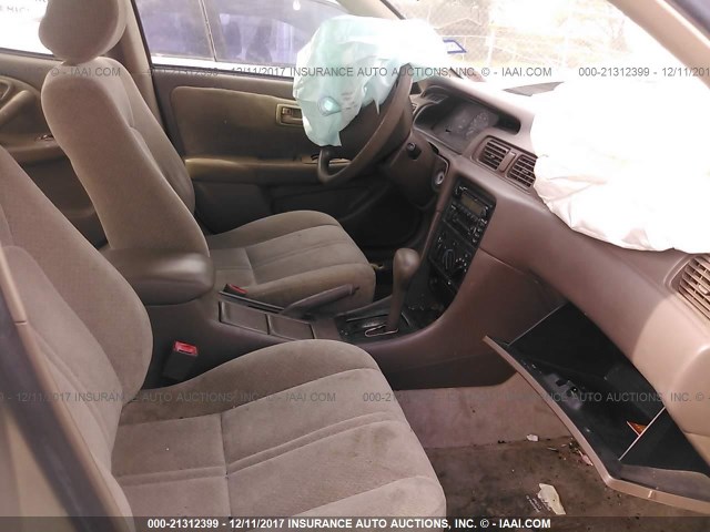 4T1BG22KXYU938862 - 2000 TOYOTA CAMRY CE/LE/XLE 棕色 照片 5