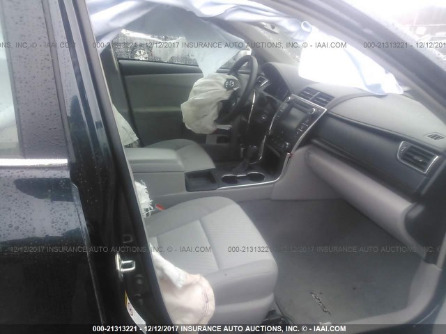 4T4BF1FK5GR541183 - 2016 TOYOTA CAMRY LE/XLE/SE/XSE მუქი ლურჯი ფოტო 5