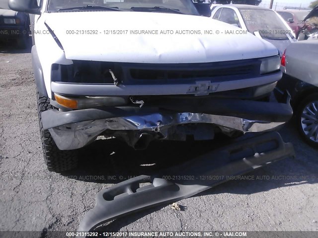 1GBGC24U72Z275964 - 2002 CHEVROLET SILVERADO C2500 WHITE photo 6