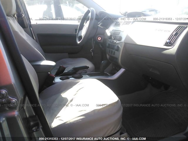 1FAHP35N78W300850 - 2008 FORD FOCUS SE/SEL/SES SILVER photo 5