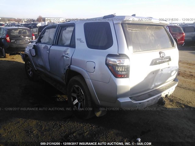 JTEBU5JR4H5456083 - 2017 TOYOTA 4RUNNER SR5 PREM/LTDL/TRAIL/TRD SILVER photo 3