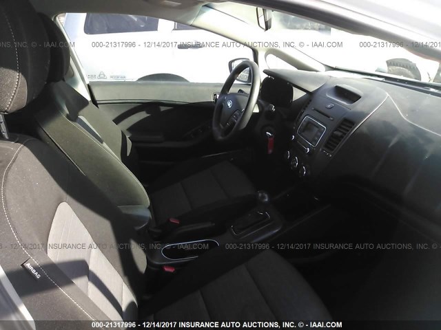 KNAFK5A86G5604832 - 2016 KIA FORTE LX WHITE photo 5