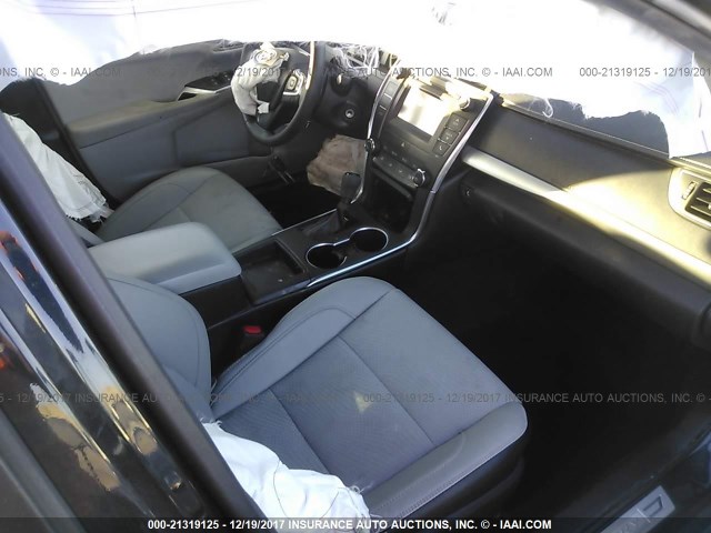 4T1BF1FK3HU752667 - 2017 TOYOTA CAMRY LE/XLE/SE/XSE Schwarz Foto 5