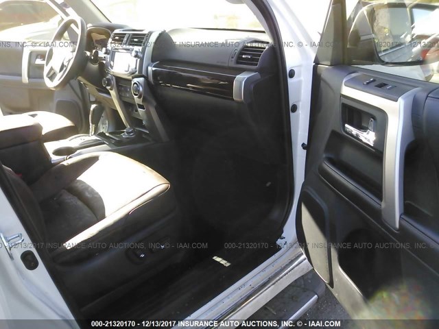 JTEBU5JR7H5475503 - 2017 TOYOTA 4RUNNER SR5 PREM/LTDL/TRAIL/TRD Biały zdjęcie 5