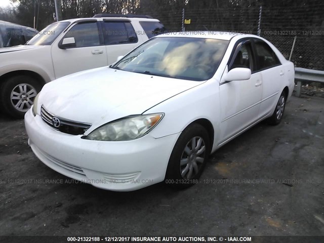 4T1BE32K25U620600 - 2005 TOYOTA CAMRY LE/XLE/SE WHITE photo 2