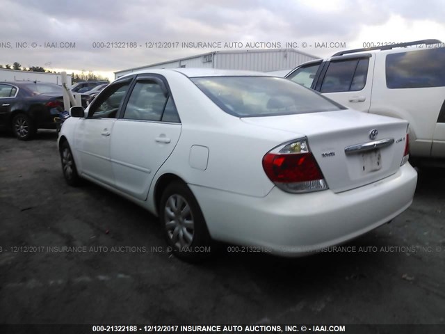 4T1BE32K25U620600 - 2005 TOYOTA CAMRY LE/XLE/SE WHITE photo 3