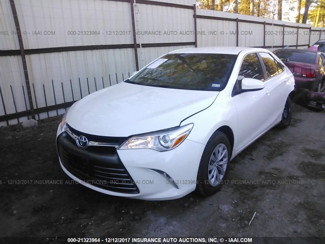 4T1BF1FK1HU804846 - 2017 TOYOTA CAMRY LE/XLE/SE/XSE WHITE photo 2