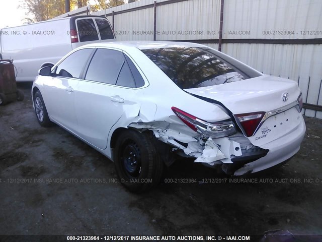 4T1BF1FK1HU804846 - 2017 TOYOTA CAMRY LE/XLE/SE/XSE WHITE photo 3