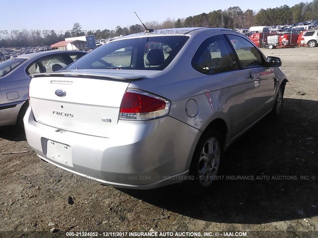 1FAHP33N88W173576 - 2008 FORD FOCUS SE/SEL/SES SILVER photo 4