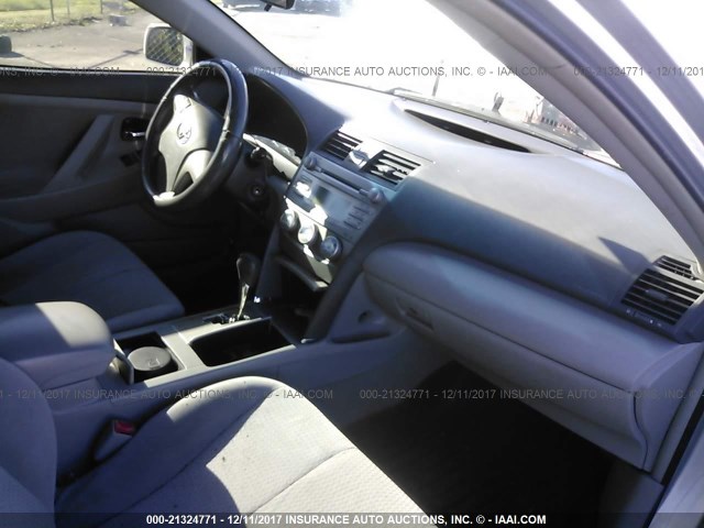 4T1BF3EK9BU770773 - 2011 TOYOTA CAMRY SE/LE/XLE SILVER photo 5