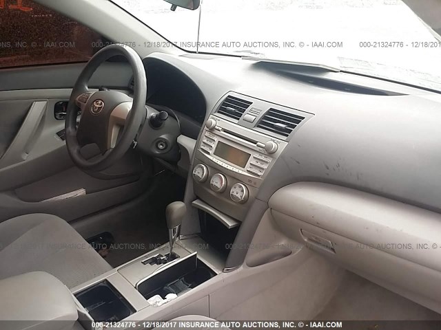 4T4BF3EK4BR125003 - 2011 TOYOTA CAMRY SE/LE/XLE GRAY photo 5