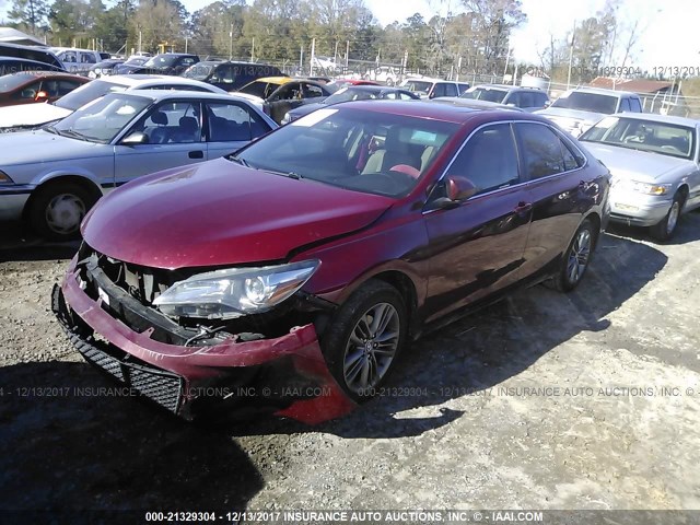 4T1BF1FK8FU886331 - 2015 TOYOTA CAMRY LE/XLE/SE/XSE BURGUNDY photo 2