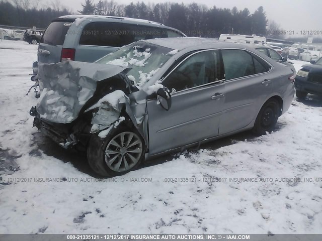 4T1BF1FK5FU961244 - 2015 TOYOTA CAMRY LE/XLE/SE/XSE Silber Foto 2