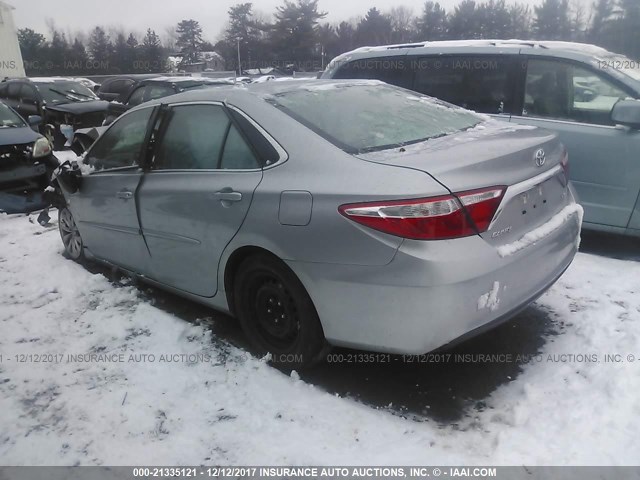 4T1BF1FK5FU961244 - 2015 TOYOTA CAMRY LE/XLE/SE/XSE Silber Foto 3