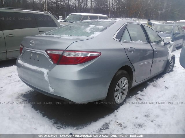 4T1BF1FK5FU961244 - 2015 TOYOTA CAMRY LE/XLE/SE/XSE Silber Foto 4