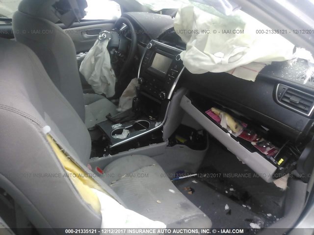 4T1BF1FK5FU961244 - 2015 TOYOTA CAMRY LE/XLE/SE/XSE Silber Foto 5
