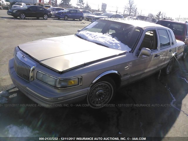 1LNLM81W8VY741701 - 1997 LINCOLN TOWN CAR EXECUTIVE GOLD photo 2