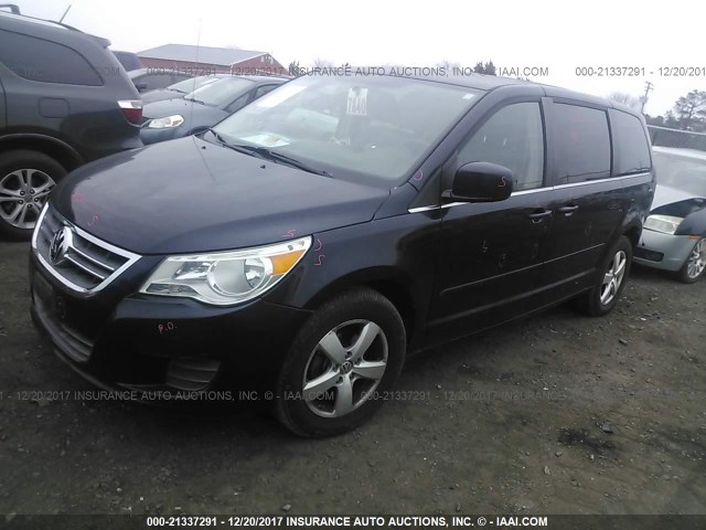 2V4RW3D10AR296046 - 2010 VOLKSWAGEN ROUTAN SE BLACK photo 2