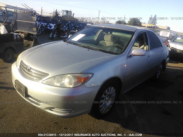 JTDBE32K220117897 - 2002 TOYOTA CAMRY LE/XLE/SE ვერცხლისფერი ფოტო 2