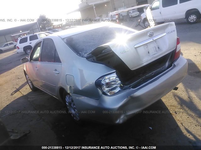 JTDBE32K220117897 - 2002 TOYOTA CAMRY LE/XLE/SE ვერცხლისფერი ფოტო 3