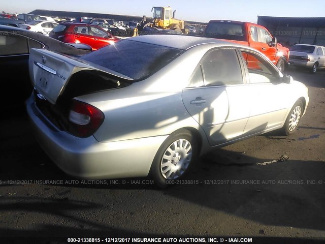 JTDBE32K220117897 - 2002 TOYOTA CAMRY LE/XLE/SE ვერცხლისფერი ფოტო 4
