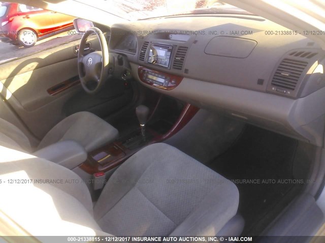 JTDBE32K220117897 - 2002 TOYOTA CAMRY LE/XLE/SE ვერცხლისფერი ფოტო 5