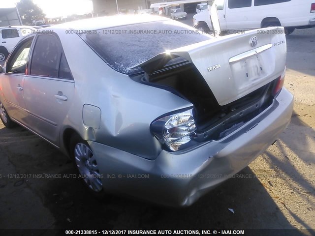 JTDBE32K220117897 - 2002 TOYOTA CAMRY LE/XLE/SE ვერცხლისფერი ფოტო 6