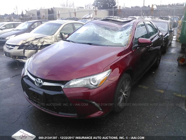 4T1BF1FK0HU656527 - 2017 TOYOTA CAMRY LE/XLE/SE/XSE RED photo 2