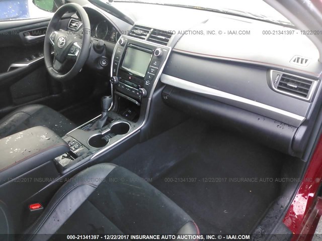 4T1BF1FK0HU656527 - 2017 TOYOTA CAMRY LE/XLE/SE/XSE Rot Foto 5