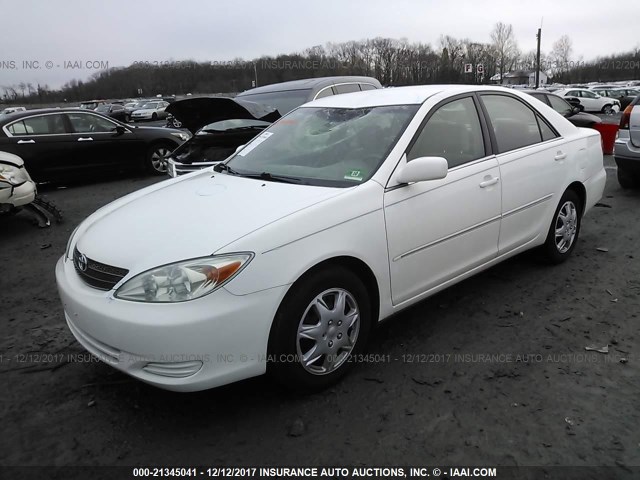 4T1BE30K62U591018 - 2002 TOYOTA CAMRY LE/XLE/SE WHITE photo 2