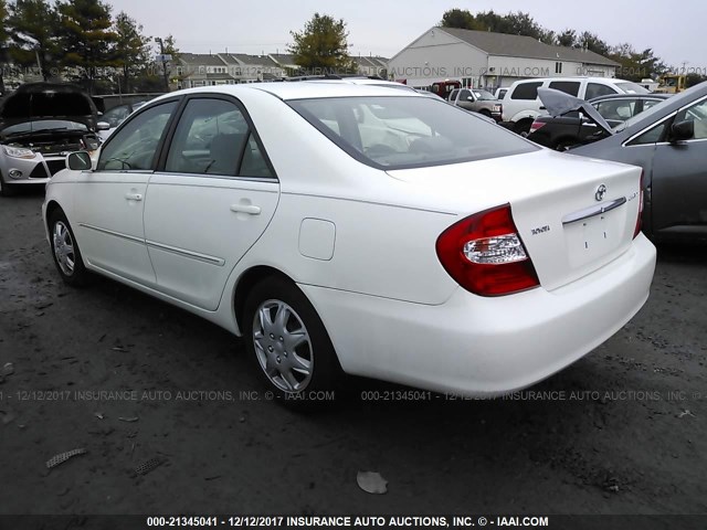 4T1BE30K62U591018 - 2002 TOYOTA CAMRY LE/XLE/SE თეთრი ფოტო 3