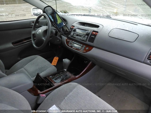 4T1BE30K62U591018 - 2002 TOYOTA CAMRY LE/XLE/SE თეთრი ფოტო 5