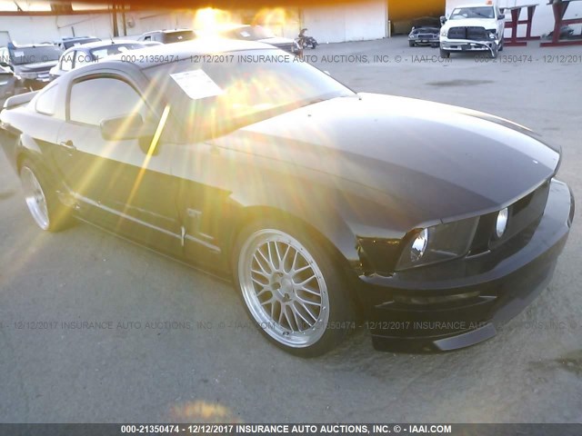 1ZVHT82H255249192 - 2005 FORD MUSTANG GT BLACK photo 1
