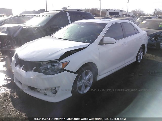 4T1BF1FK9CU568892 - 2012 TOYOTA CAMRY SE/LE/XLE Белый фото 2