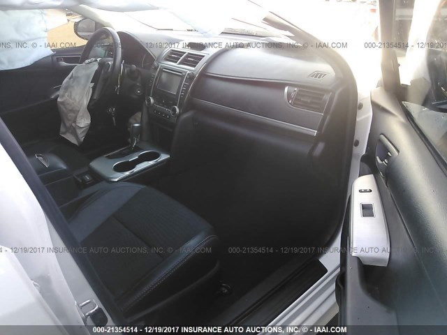 4T1BF1FK9CU568892 - 2012 TOYOTA CAMRY SE/LE/XLE Белый фото 5