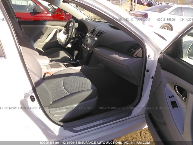 4T1BF3EK7BU622248 - 2011 TOYOTA CAMRY SE/LE/XLE თეთრი ფოტო 5
