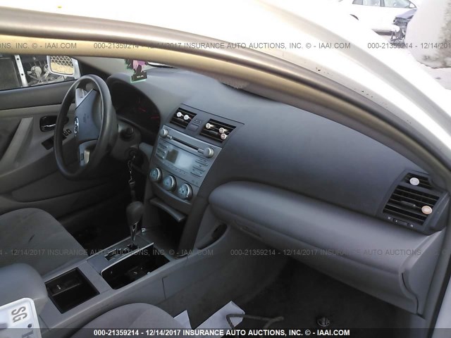 4T1BE46K19U915628 - 2009 TOYOTA CAMRY SE/LE/XLE WHITE photo 5