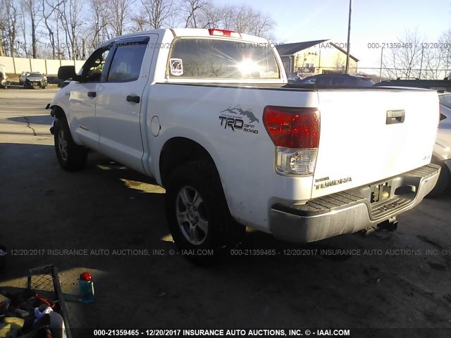 5TFDY5F11AX115660 - 2010 TOYOTA TUNDRA CREWMAX SR5 WHITE photo 3