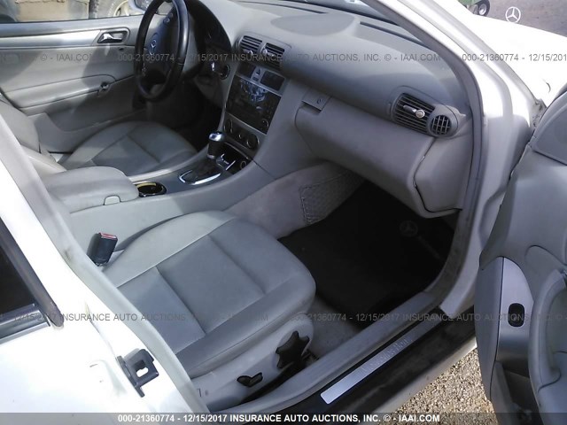 WDBRF52H16F787695 - 2006 MERCEDES-BENZ C GENERATION 2006 230 WHITE photo 5