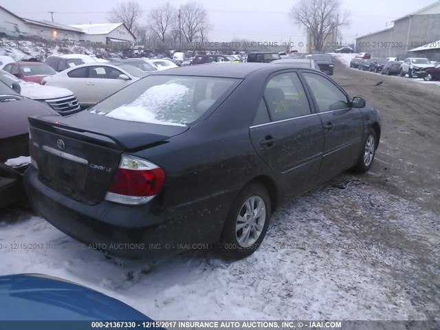 4T1BE30K95U007182 - 2005 TOYOTA CAMRY LE/XLE/SE შავი ფოტო 4