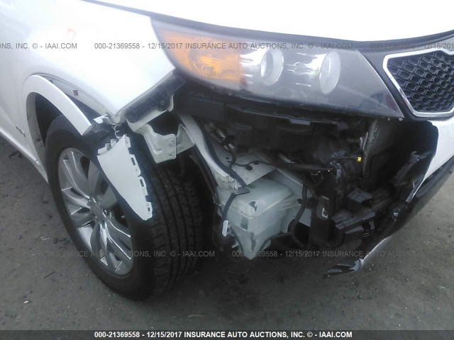 5XYKWDA20BG100711 - 2011 KIA SORENTO SX WHITE photo 6