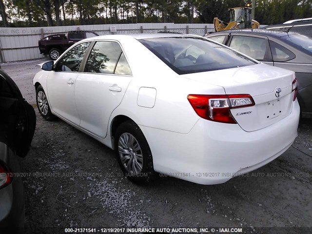 4T4BF1FK9ER359760 - 2014 TOYOTA CAMRY L/SE/LE/XLE თეთრი ფოტო 3