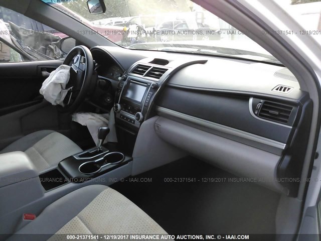4T4BF1FK9ER359760 - 2014 TOYOTA CAMRY L/SE/LE/XLE თეთრი ფოტო 5