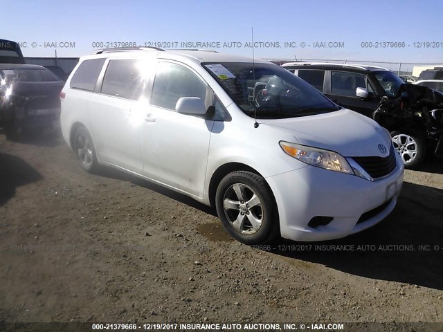 5TDKK3DC4DS298709 - 2013 TOYOTA SIENNA LE WHITE photo 1