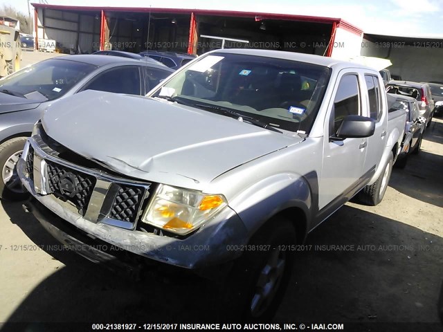 1N6AD07U26C435236 - 2006 NISSAN FRONTIER CREW CAB LE/SE/OFF ROAD SILVER photo 2