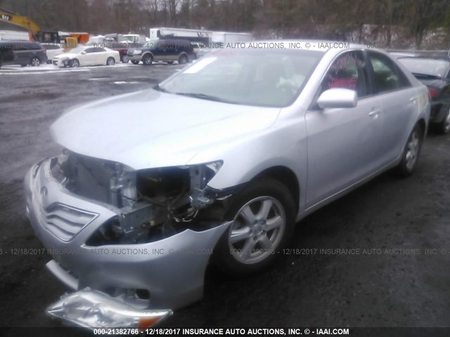 4T4BF3EK4AR057767 - 2010 TOYOTA CAMRY SE/LE/XLE ვერცხლისფერი ფოტო 2