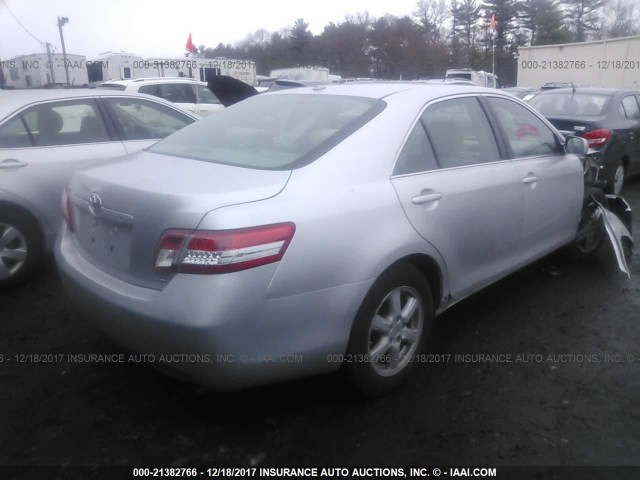 4T4BF3EK4AR057767 - 2010 TOYOTA CAMRY SE/LE/XLE ვერცხლისფერი ფოტო 4