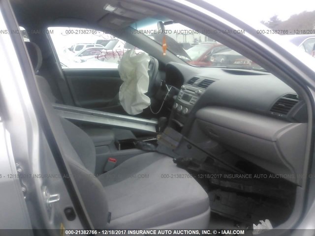 4T4BF3EK4AR057767 - 2010 TOYOTA CAMRY SE/LE/XLE ვერცხლისფერი ფოტო 5