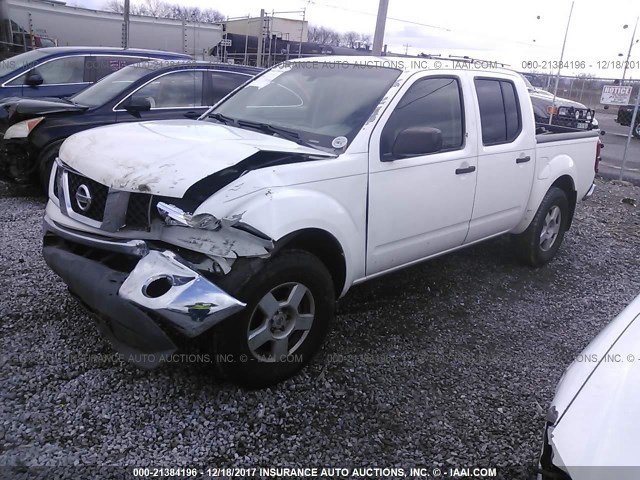 1N6AD07W35C462882 - 2005 NISSAN FRONTIER CREW CAB LE/SE/OFF ROAD WHITE photo 2